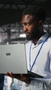 Dikey video sunucu merkezi bilişim uzmanları derin öğrenim eğitim çalışmalarını destekleyen depolama dizilerini yönetir. Endüstriyel platformdaki mühendis yapay zeka işleme sunucularında bakım yapıyor.