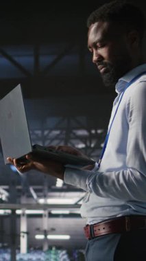 Veri merkezi endüstriyel platformundaki dikey video teknisyenleri yazılım güncellemelerini tamamladıktan sonra performans çıktılarını analiz ediyorlar. Sunucu merkezi mühendislik ekibi sunucu donanımı ayarları, kamera