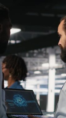 Dikey video sunucusu çiftliği iş arkadaşları altyapı yapay zeka makinesini otomatik öğreniyor. Veri Merkezi bilgisayar bilimcileri sunucuları yapay zeka ve kamera B kullanarak korumak için işbirliği yapıyorlar.