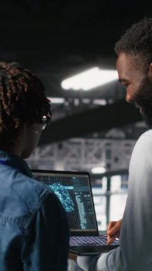 Dikey Veri Merkezi Mühendislik Ekibi, yapay zeka işleme işleriyle uğraşan tırların bakımını yapıyor. Sunucu merkezi iş arkadaşları derin öğrenme eğitimini destekleyen depolama dizilerini yönetiyorlar