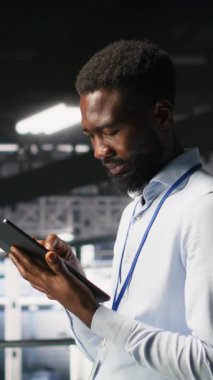 En iyi performansı sağlamak için sistemler üzerinde bakım görevleri yapan dikey video veri merkezi mühendisi. Bilgi İşlem uzmanı tanıları gözden geçiriyor ve sunucu merkezine yama uyguluyor dengeyi ve kamerayı geliştiriyor