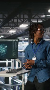 Veri merkezi endüstriyel platformunda çalışan dikey video mühendisleri yazılım güncellemelerini tamamlıyorlar. Sunucu merkezi meslektaşları beyin fırtınası yapıyor, sunucu sondaj ayarları inceliyor, kamera B