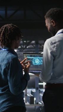 Dikey Veri Merkezi Mühendislik Ekibi, yapay zeka işleme işleriyle uğraşan tırların bakımını yapıyor. Sunucu merkezi iş arkadaşları derin öğrenme eğitimini destekleyen depolama dizilerini yönetiyorlar