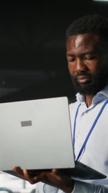 Veri merkezi endüstriyel platformundaki dikey video teknisyenleri yazılım güncellemelerini tamamladıktan sonra performans çıktılarını analiz ediyorlar. Sunucu merkezi mühendislik ekibi sunucu donanımı ayarları, kamera