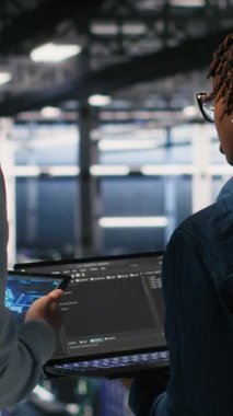 Yapay zeka için kullanılan süper bilgisayarlarda bakım yapan dikey video veri merkezi sistem yöneticileri. Mühendislik ekibi, derin öğrenme eğitimi için kullanılan sunucu merkez platformlarını yönetiyor. Kamera B