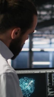 AI LLM teknolojisini ağ performansını incelemek için kullanan dikey video sunucu odası IT profesyonelleri. Ordu operatörleri görevi destekleyen donanım sistemlerini yönetiyor. Kritik bağlantı, kamera