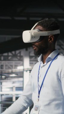 Veritabanındaki VR kulaklığı kullanarak sunucu teknolojisini güncelleyen, yazılım araçları kullanarak ekipmanları yapılandıran dikey video mühendisi. Sanal gerçeklik kullanarak donanım analizlerini inceleyen sunucu merkezi çalışanı