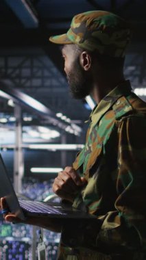 Bilgisayar kullanarak bilgisayar ağlarını siber tehditlere karşı savunan dikey video bilgi işlem uzmanı. Potansiyel ihlalleri veya kötü niyetleri belirlemek için not defteri kullanan askeri komuta merkezi yöneticisi