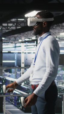 Sanal gerçeklik teknolojisini kullanarak iş birliği yaparak endüstriyel platformdaki dikey video veri merkezi programcıları. Sunucu odası uzmanları VR kullanarak büyük dil modeli mimarisini görselleştiriyorlar