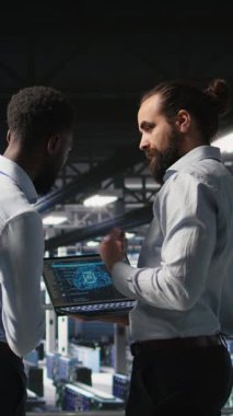 Dikey Veri Merkezi çalışanları Yapay Zeka işleme görevleriyle uğraşan platformların bakımını yapıyor. Sunucu merkezi yöneticileri beyin fırtınası yapıyor, derin öğrenmeyi destekleyen depolama dizilerini yönetiyor