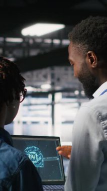 Endüstriyel platformdaki dikey video veri merkezi ekibi sunucuları yapay zeka kullanarak korumak için işbirliği yapıyor. Altyapı yapay zeka öğrenimini desteklemek için işbirliği yapan mühendisler