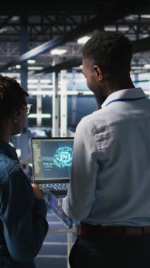 Endüstriyel platformdaki dikey video veri merkezi ekibi sunucuları yapay zeka kullanarak korumak için işbirliği yapıyor. Altyapı yapay zeka öğrenimini desteklemek için işbirliği yapan mühendisler