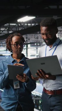 Hataları tespit etmek için sistem izleme araçları kullanarak, beyin fırtınası yaparak ekipman üzerinde tanı koyan dikey video veri merkezi yöneticileri. Bilişim uzmanları başarısızlığı önlemek ve en aza indirmek için birlikte çalışıyorlar