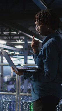 Dikey Veri Merkezi takım arkadaşları, hataları tespit etmek ve beyin fırtınası yapmak için ekipmanlara tanı koyuyorlar. Mühendislik ekibi, sondaj kulesinin kapatma süresini en aza indirmesini engelliyor. Kamera A