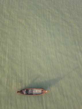 Kıyıda yelkenli tekneleriyle nefes kesici küçük bir Tayland adasının insansız hava aracı çekimi, kristal berrak sular ve yoğun yağmur ormanlarıyla dolu inanılmaz bir seyahat noktası. Tropikal manzara.