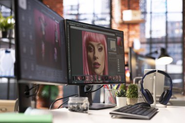 Yapay zeka ve rötuş yazılımlı bir fotoğraf editörü için modern yaratıcı ofis. Bilgisayarlı ileri tasarım programı olan boş bir masayı gösteriyor. Sanatsal dijital ortam ayarları.