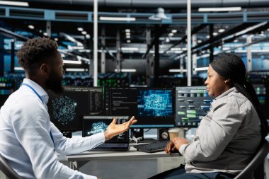 Yapılandırılmamış verileri sınıflandıran ve kümelendiren yapay zeka algoritmaları kullanan sunucu çiftliği ekip çalışanları. Bilgi analiz etmek için Doğal Dil İşleme Teknolojisini kullanan Veri Merkezi Mühendislik Ekibi