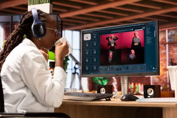 Ofisteki kadın yapay zeka yazılımı kullanarak kahve içiyor. Mesajı fotoğrafa çeviriyor. Metni kullanarak yapay zeka üreticisini görüntülüyor kelimeleri resimlere dönüştürüyor, içecekten keyif alıyor