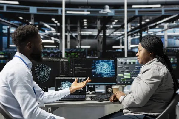 Yapılandırılmamış verileri sınıflandıran ve kümelendiren yapay zeka algoritmaları kullanan sunucu çiftliği ekip çalışanları. Bilgi analiz etmek için Doğal Dil İşleme Teknolojisini kullanan Veri Merkezi Mühendislik Ekibi