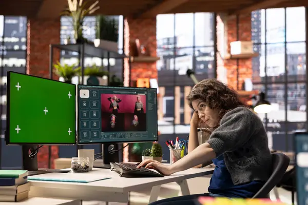 Yapay zeka chatbot yazılımı kullanan ve uzay görüntüsünü kopyalayan odaklanmış bir kadın metni yaratıcı bir proje için fotoğrafa dönüştürüyor. Genç fotoğrafçı PC 'deki resim oluşturucu modeller için metin kullanıyor.