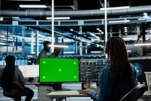 Donanımı yavaşlatan hataları düzeltmek için bilgisayar kullanarak sunucu merkezinde bilişim uzmanı. Veri merkezindeki sistem yöneticisi sunucu performans sorunlarını kontrol etmek için izole ekran bilgisayarı kullanıyor