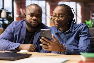 İnternetten sanal aile toplantısına ev sahipliği yapan gülümseyen çift, akrabalarla görüşüyor ve son haberleri paylaşıyor. Evdeki erkek ve kadın sevdikleriyle iletişim kurmak için ağ bağlantısı kullanıyor.