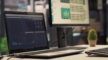 İş dünyası ve kurumsal kültürde kullanılan, profesyonel araçlar ve modern cihazlarla donatılmış üst düzey boş çalışma ortamı. Lüks bir çalışma alanında yönetici gücü..