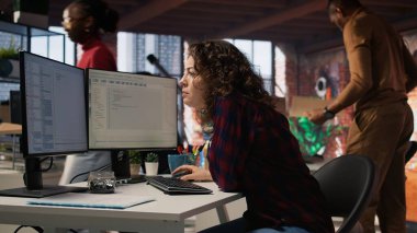 Bilgisayar monitörlerinde şirketin güvenlik açığını arayan bir siber güvenlik uzmanı. Yazılım geliştirme ajansı programcısı PC, kamera A 'ya güçlendirilmiş kod yüklüyor