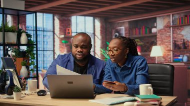 Çevrimiçi ödeme yapmadan önce bakiyeyi doğrulamak için kart numaralarını girenler ve evdeki internet sayfalarında ticaret yapanlar. Bir çift internet alışverişi yapıyor ve para transfer ediyor. Alışverişe. Kamera A.