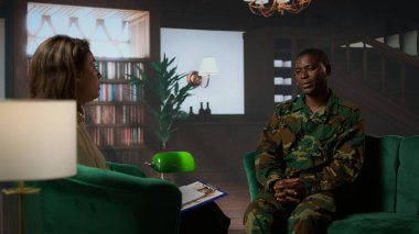 Ordu muharebesinden sonra travma sonrası stres bozukluğu çeken Afrika kökenli Amerikalı bir asker. Uzmanla terapi seansı. Piyade eri mermi şoku ve psikolojik bakımla ilgileniyor. Kamera A.