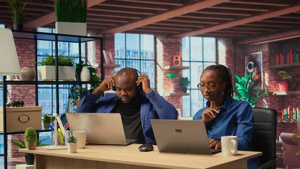Merkez ofisteki Afrikalı Amerikalılar online iş eğilimlerini analiz ediyor, serbest meslek yaşamlarını yönetmek ve görev verimliliğini artırmak için takım çalışması ve teknoloji kullanıyorlar. Ağ kurmak. Kamera A.