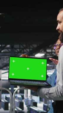 Dikey video komuta merkezi mühendislik takımı kroma anahtar not defteri kullanıyor. Ordu bilişim uzmanı ve veri merkezindeki iş arkadaşları tehditlere karşı ağları korumak için yeşil ekran dizüstü bilgisayar kullanıyorlar. Kamera A