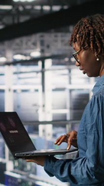 Hacklenmiş altyapı sistemlerini tamir etmeye çalışan dikey video çalışanları. Veri merkezindeki panikleyen mühendisler bilgisayardaki fidye yazılımı uyarısına tepki göstererek acil durum müdahalesi başlatmaya çalışıyorlar.