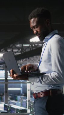 Veritabanındaki gülümseyen teknisyen ve meslektaşım bilgisayardaki büyük dil modeli görselleştirmelerini inceliyor. Mutlu bilişim mühendisliği ekibi sinirsel ağ performans çıktılarını analiz ediyor