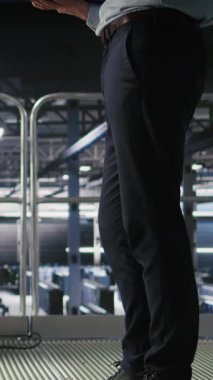 Veri merkezindeki dikey video mühendisi dizüstü bilgisayardaki kritik hata mesajına tepki veriyor. Sistem hatası, arka uç altyapı performansı ve kamera sorununu çözme amaçlı BT profesyonel girişimleri