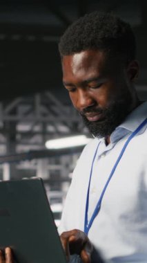 Veritabanındaki gülümseyen teknisyen ve meslektaşım bilgisayardaki büyük dil modeli görselleştirmelerini inceliyor. Mutlu bilişim mühendisliği ekibi sinirsel ağ performans çıktılarını analiz ediyor