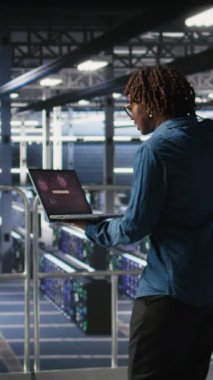 Hacklenmiş altyapı sistemlerini tamir etmeye çalışan dikey video çalışanları. Veri merkezindeki panikleyen mühendisler bilgisayardaki fidye yazılımı uyarısına tepki göstererek acil durum müdahalesi başlatmaya çalışıyorlar.