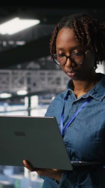 Veri merkezindeki neşeli bilgisayar bilimcisinin dikey video portresi sinirsel ağ LLM görselleştirmesini izliyor. Sunucu çiftliğindeki neşeli kadın teçhizata güç veren makine öğrenme süreçlerini denetliyor, kamera