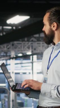 Dikey video sunucusu çiftliği bilişim uzmanı depolama dizilerini yöneterek makine öğrenme çalışma akışlarını destekliyor. Endüstriyel platformdaki teknisyen yapay zeka işleme görevlerini yerine getiriyor.