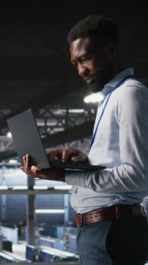 Veri merkezi endüstriyel platformundaki dikey video bilişim uzmanları yapay zeka yazılım güncellemelerini tamamladıktan sonra sinirsel ağ çıktılarından memnun kaldılar. Neşeli sistem yöneticileri sunucu sondaj ayarlarını inceliyor