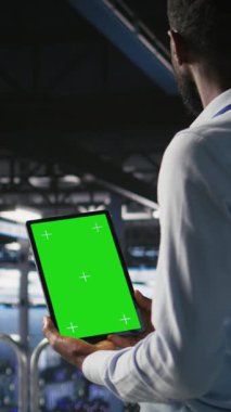 Endüstriyel platformdaki dikey video veri merkezi mühendisleri izole ekran aygıtı kullanarak görevlerde işbirliği yapıyorlar. Sunucu merkezi çalışanları büyük dil model mimarisini kroma anahtarı kullanarak görselleştiriyor