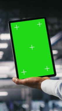 Endüstriyel platformdaki dikey video veri merkezi mühendisleri izole ekran aygıtı kullanarak görevlerde işbirliği yapıyorlar. Sunucu merkezi çalışanları büyük dil model mimarisini kroma anahtarı kullanarak görselleştiriyor