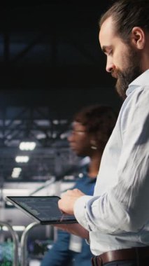 Veri merkezi endüstriyel platform üzerindeki dikey video programcıları tablet üzerindeki kodları kontrol ediyor, yazılım güncellemeleri yapıyor. Sunucu çiftliği bilişim uzmanları işbirliği yapıyor, düzenleme paraşütleri ayarları, kamera A