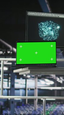 Otomatik veri merkezindeki dikey video endüstriyel çalışma istasyonu izole ekran laptopunda derin öğrenme kodu gösteriyor. Yapay zeka modellerini çalıştıran sunucu odası modelleme defteri çalışıyor