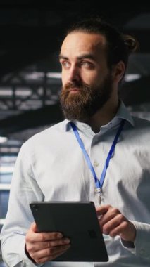 Veri merkezi platformunda dikey video teknisyenleri sinirsel ağ LLM görüntülemesini izlemek için aygıtlar kullanıyorlar. Endüstriyel sunucu merkezi mühendislik ekibi, platformlara güç veren makine öğrenme işlemlerini denetliyor.