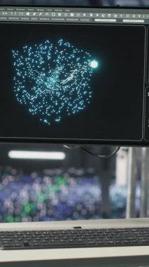 Otomatik veri merkezindeki dikey video endüstriyel çalışma istasyonu monitörde makine öğrenme kodunu gösteriyor. Yapay zeka modellerini çalıştıran sunucu tarım sistemleri operasyonel dengeyi izliyor ve