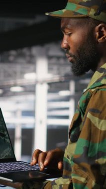 Askeri veri merkezindeki dikey video operatörleri dizüstü bilgisayar arayüzü ile otonom uçuş sistemlerini denetliyor. Ekip çalışması bilişim uzmanları not defteri, kamera B kullanarak insansız hava aracı takibi yapıyorlar.