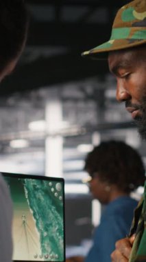 Harp sırasında bilgisayar tarayıcı araçları kullanarak sunucu merkezinde askeri teknoloji uzmanları var. Ordu veri merkezi iletim analizi ve canlı İHA sistemi yapıyor.