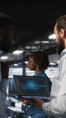 Dikey video sunucusu çiftliği iş arkadaşları altyapı yapay zeka makinesini otomatik öğreniyor. Veri Merkezi bilgisayar bilimcileri sunucuları yapay zeka ve kamera A kullanarak korumak için işbirliği yapıyorlar.