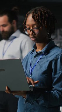 Dikey Veri Merkezi sistem yöneticileri, en iyi performansı sağlamak için dizüstü bilgisayarda bakım görevleri yapıyorlar. Bilgi işlem uzmanları tanıları gözden geçirmek ve sunucu merkezine yama uygulamak için işbirliği yapıyor